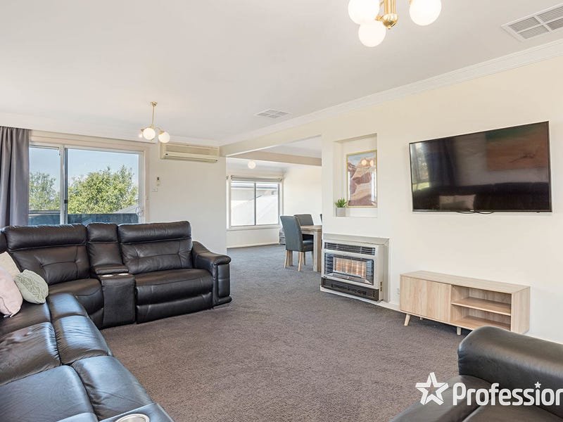 12 Crown Point, Chirnside Park image 5