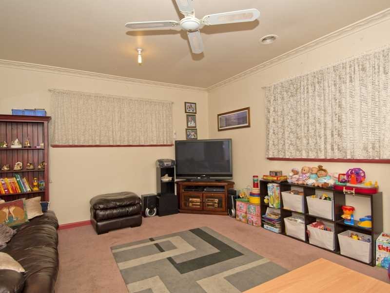 12 Emerald Court, Belmont image 3