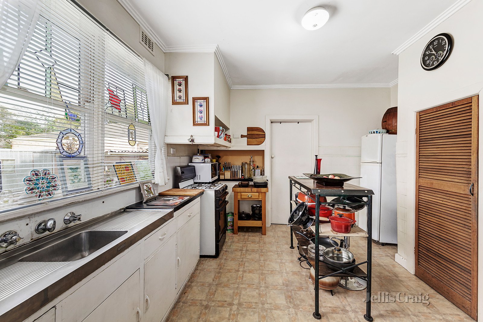 12 Erskine Avenue, Cheltenham image 8