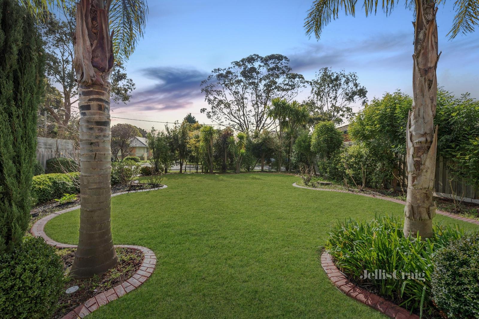 12 Forest Glen Avenue, Blackburn South image 2