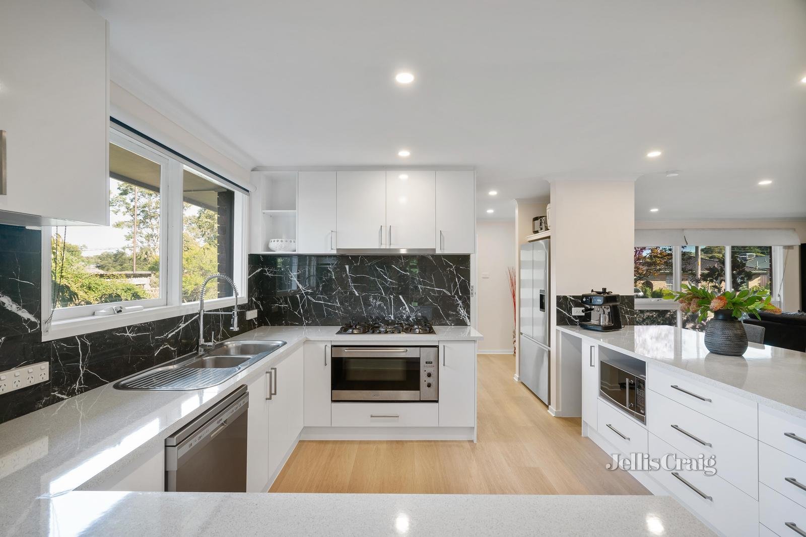 12 Gauntlet Avenue, Glen Waverley image 4
