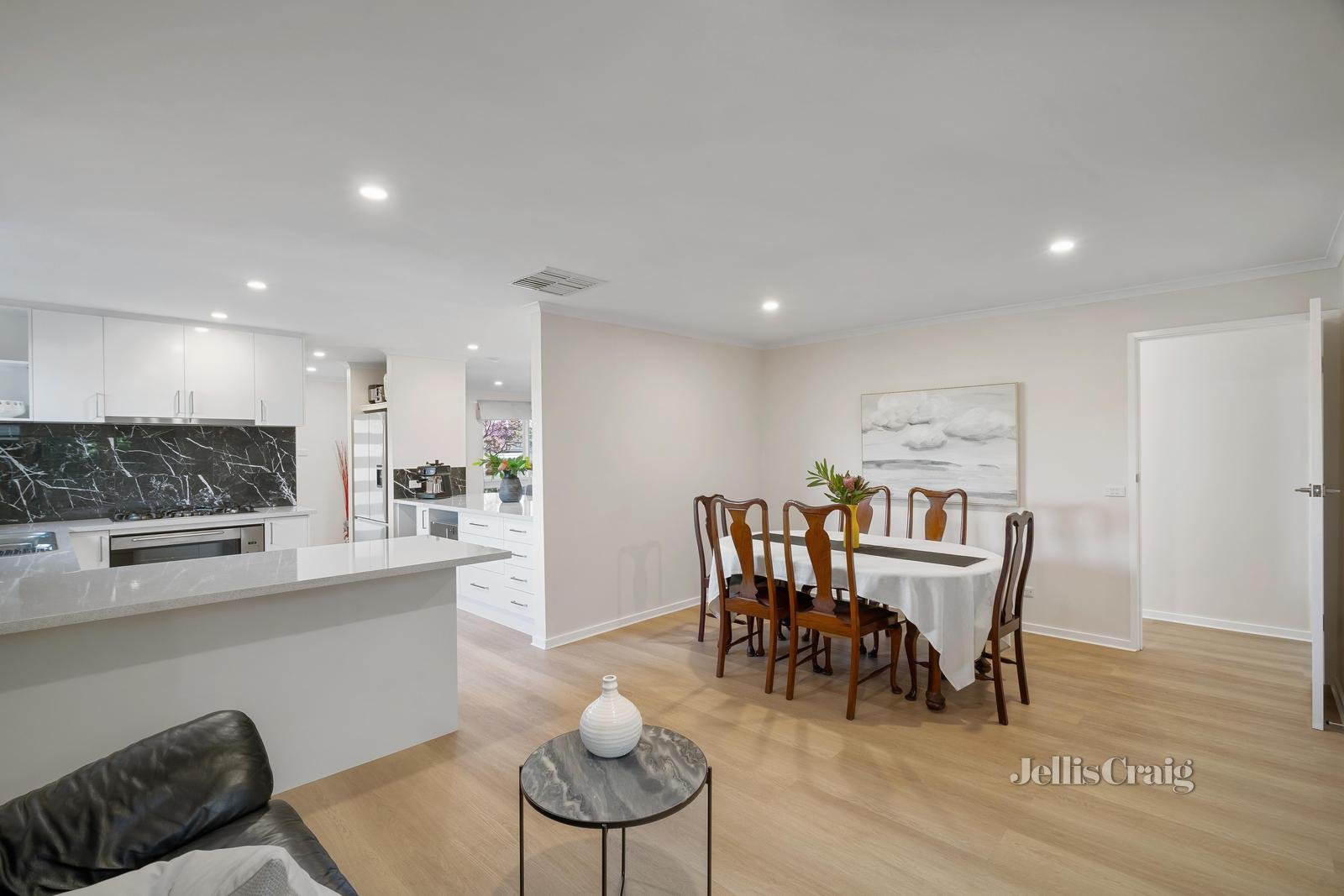 12 Gauntlet Avenue, Glen Waverley image 5