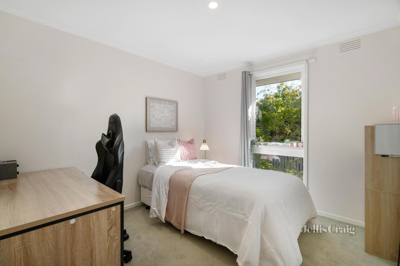 12 Gauntlet Avenue, Glen Waverley image 9