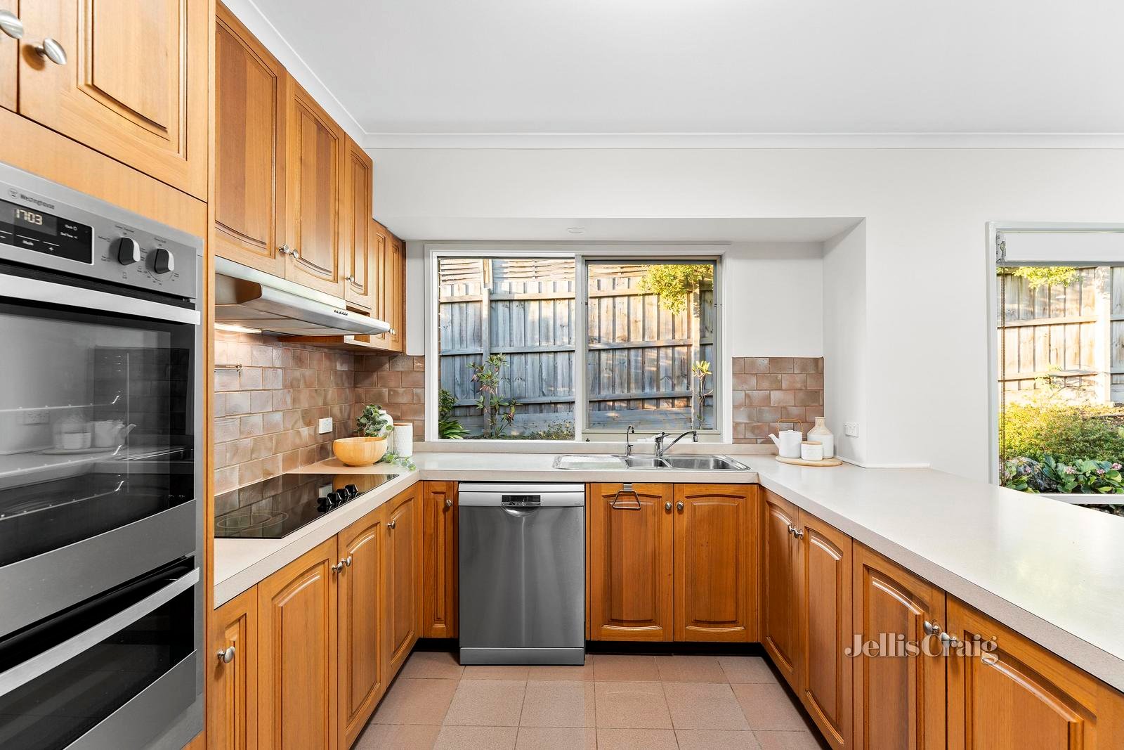 12 Grover Court, Warranwood image 4