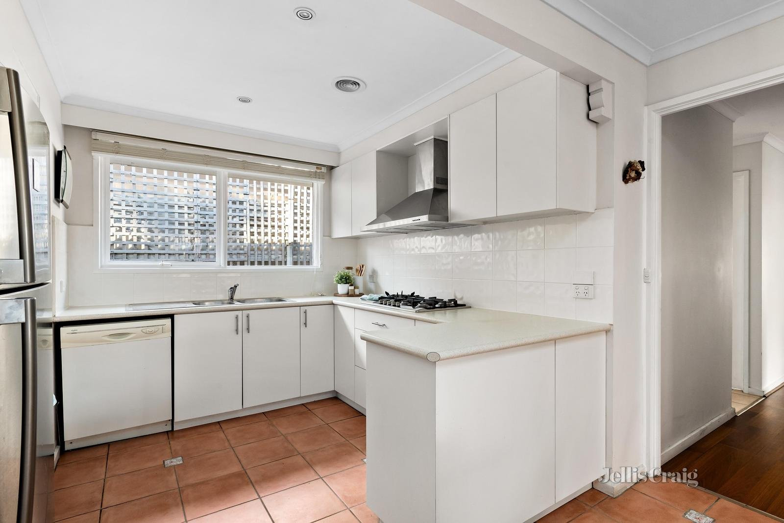 12 Hibiscus Avenue, Cheltenham image 4