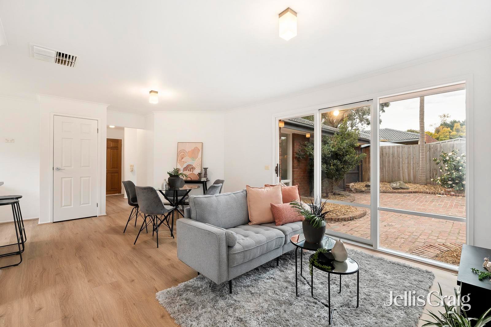12 Honeysuckle Walk, Croydon South image 3