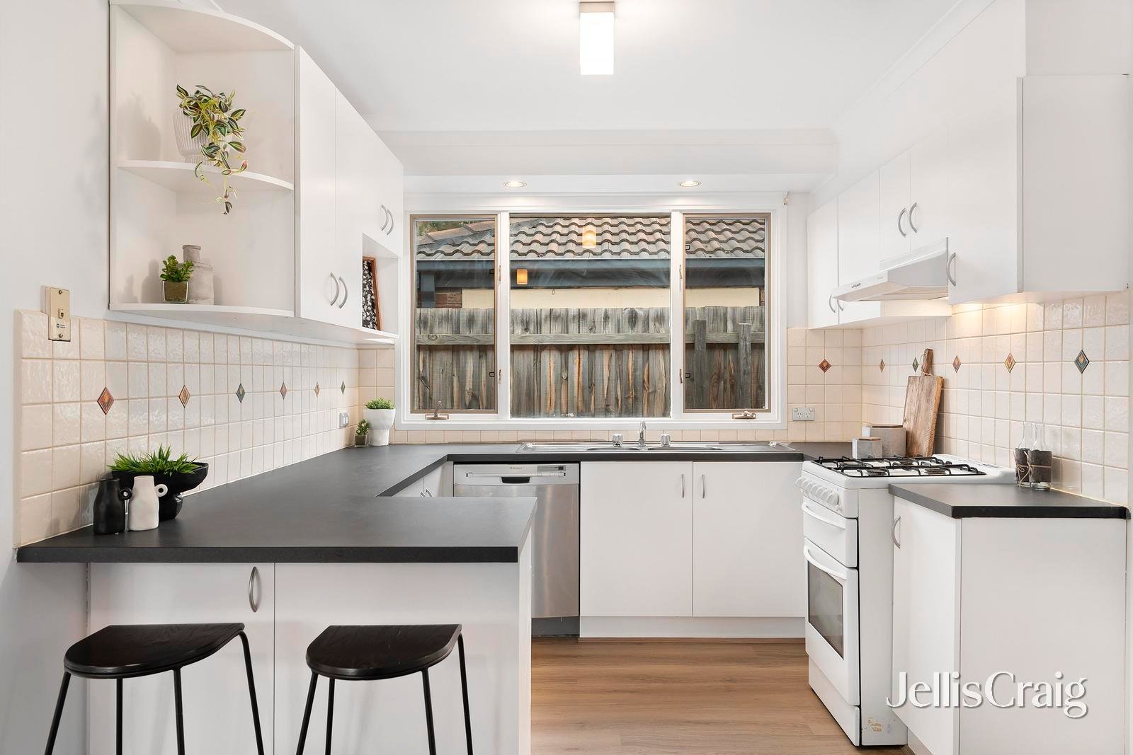 12 Honeysuckle Walk, Croydon South image 4