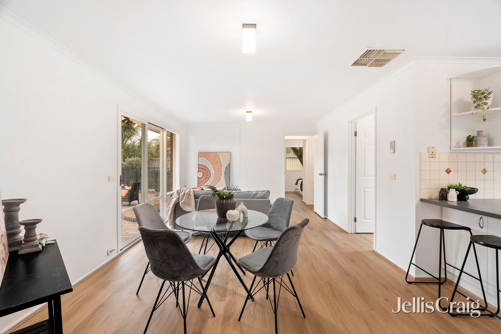 12 Honeysuckle Walk, Croydon South image 5