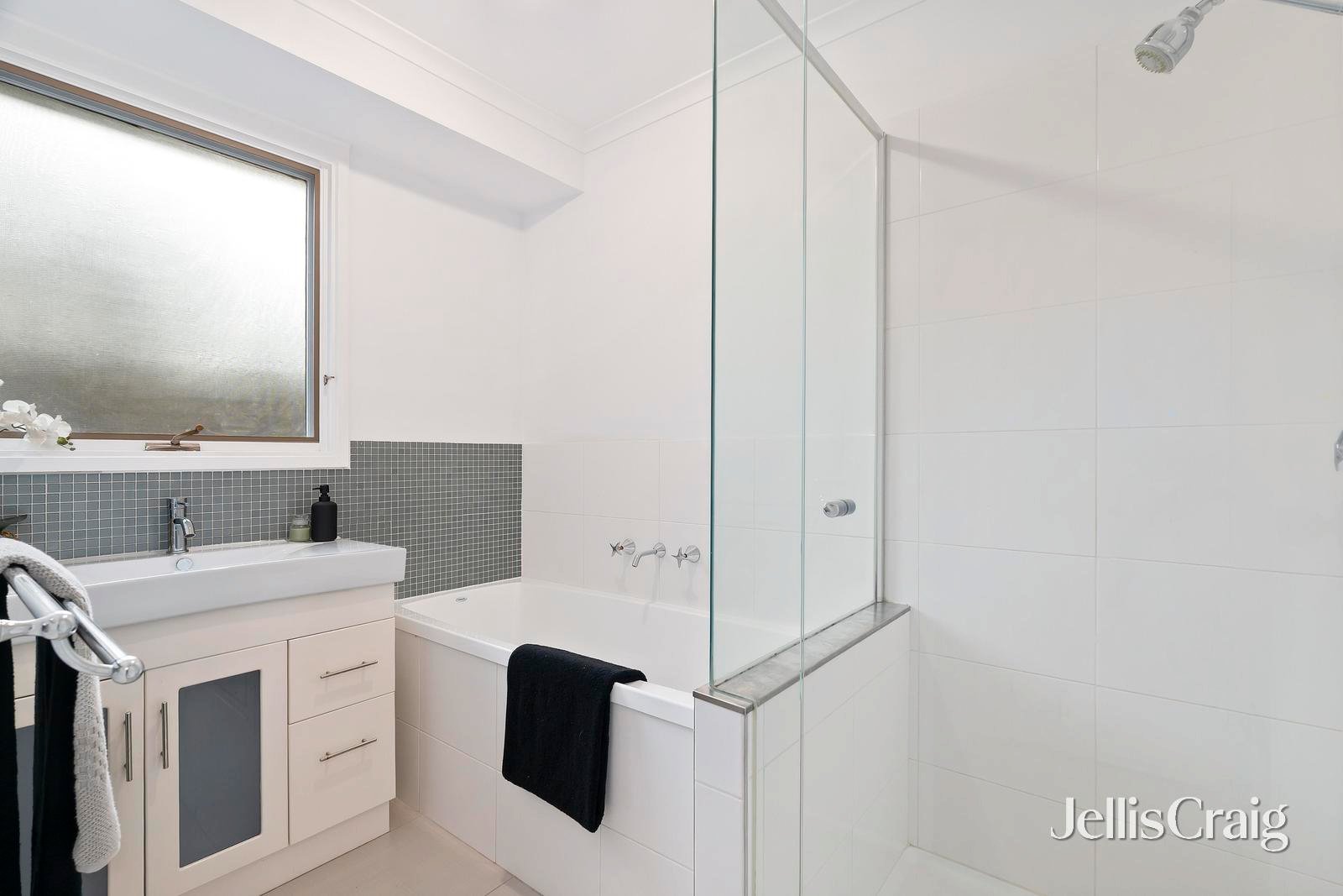 12 Honeysuckle Walk, Croydon South image 7