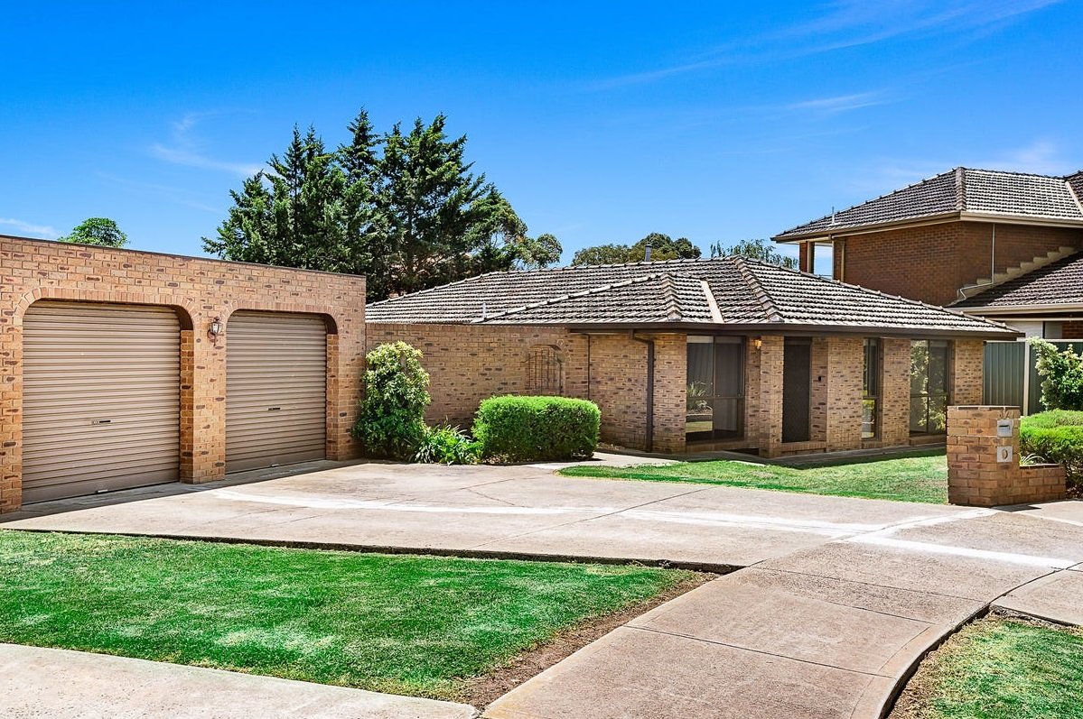 12 Kialoa Court, TAYLORS LAKES VIC 3038