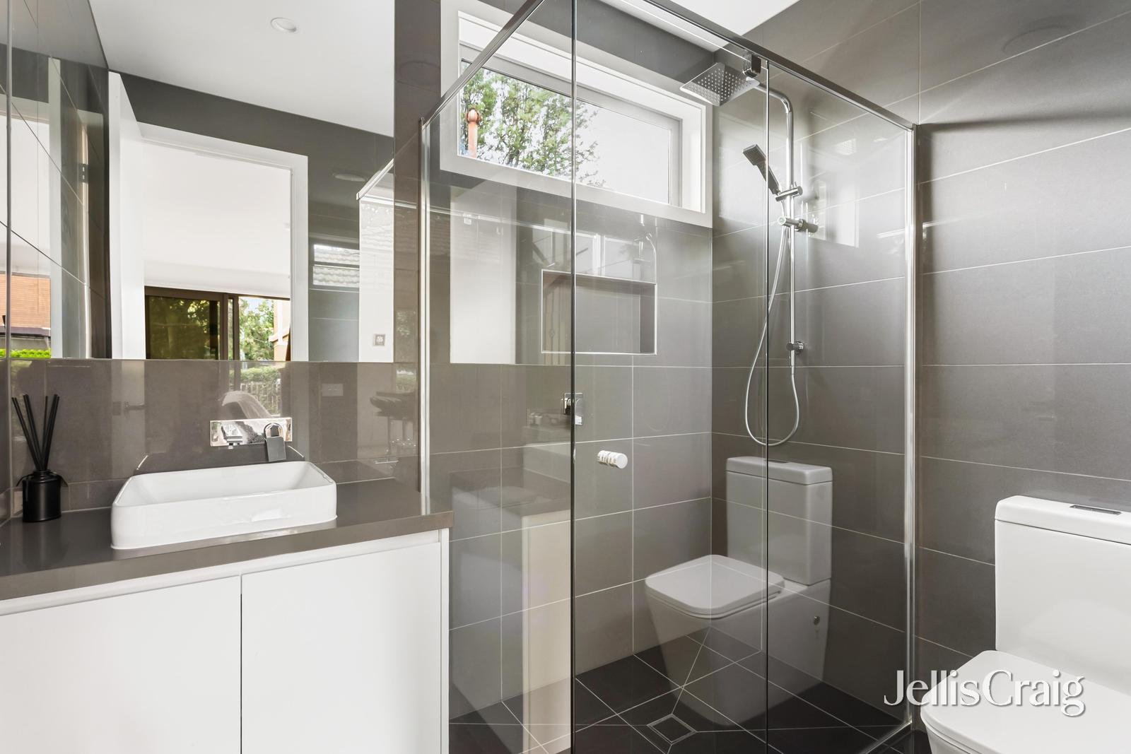 1/2 Lees Street, Mckinnon image 9