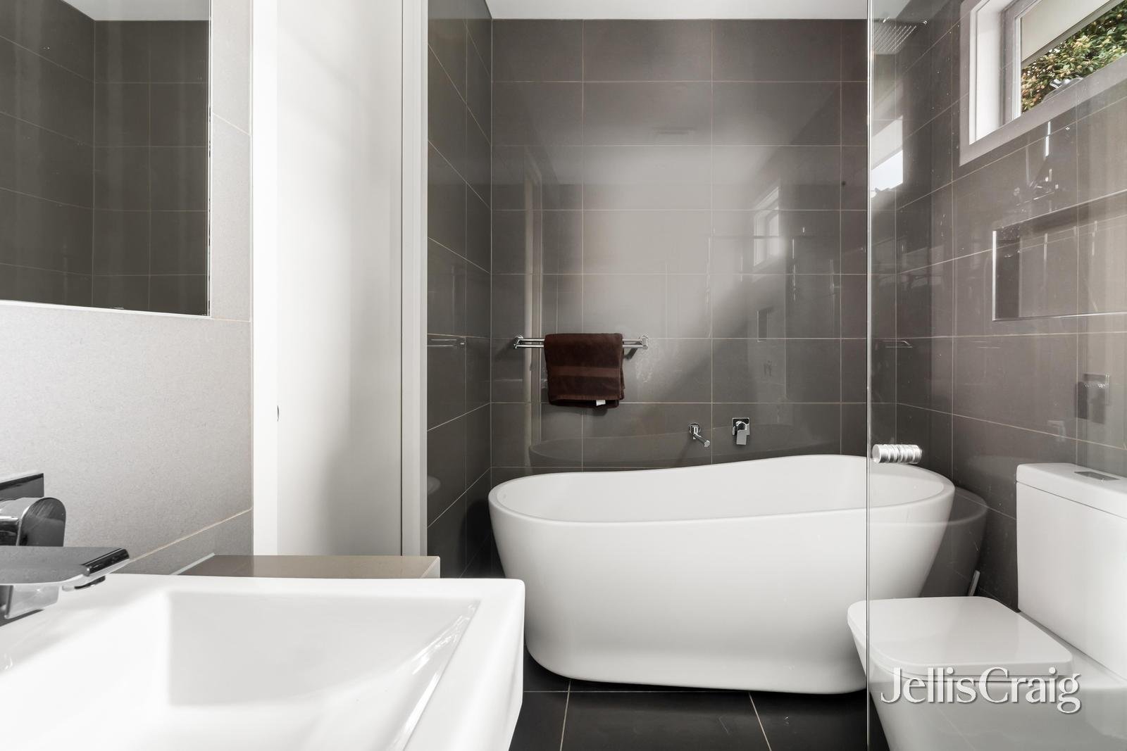 1/2 Lees Street, Mckinnon image 11