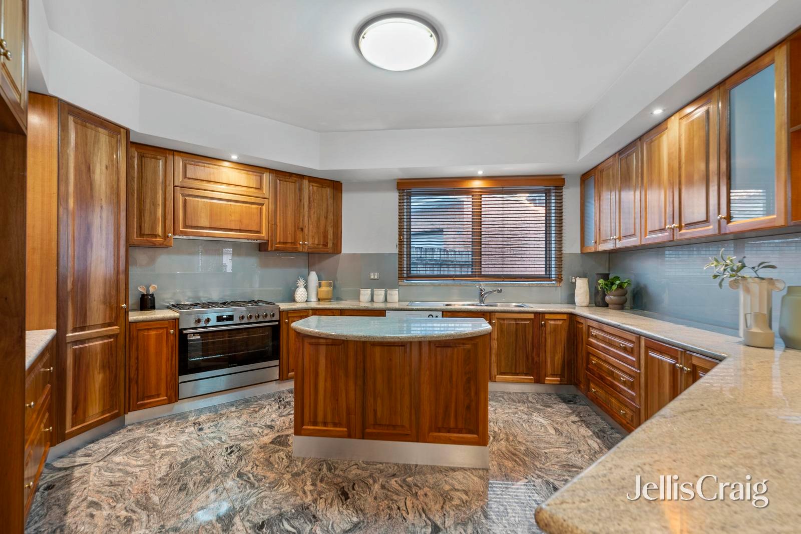12 Little Street, Glen Waverley image 8