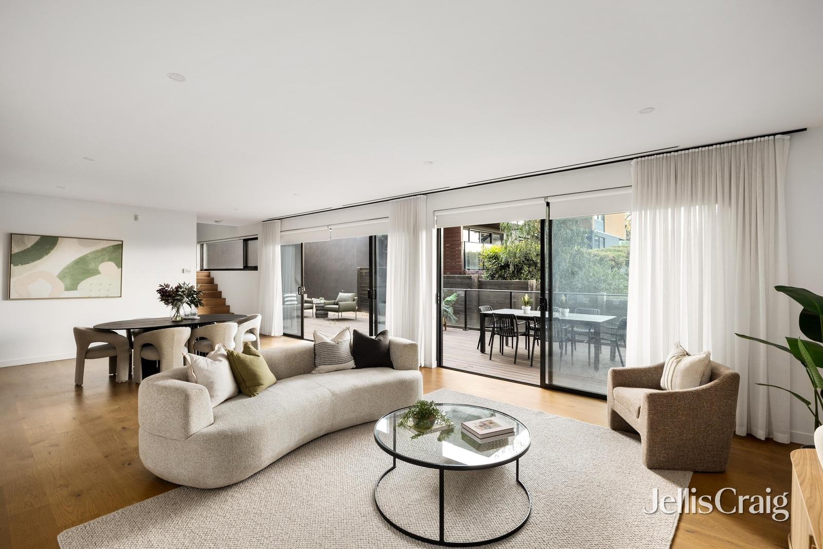 12 Lower Drive North, Kew image 2
