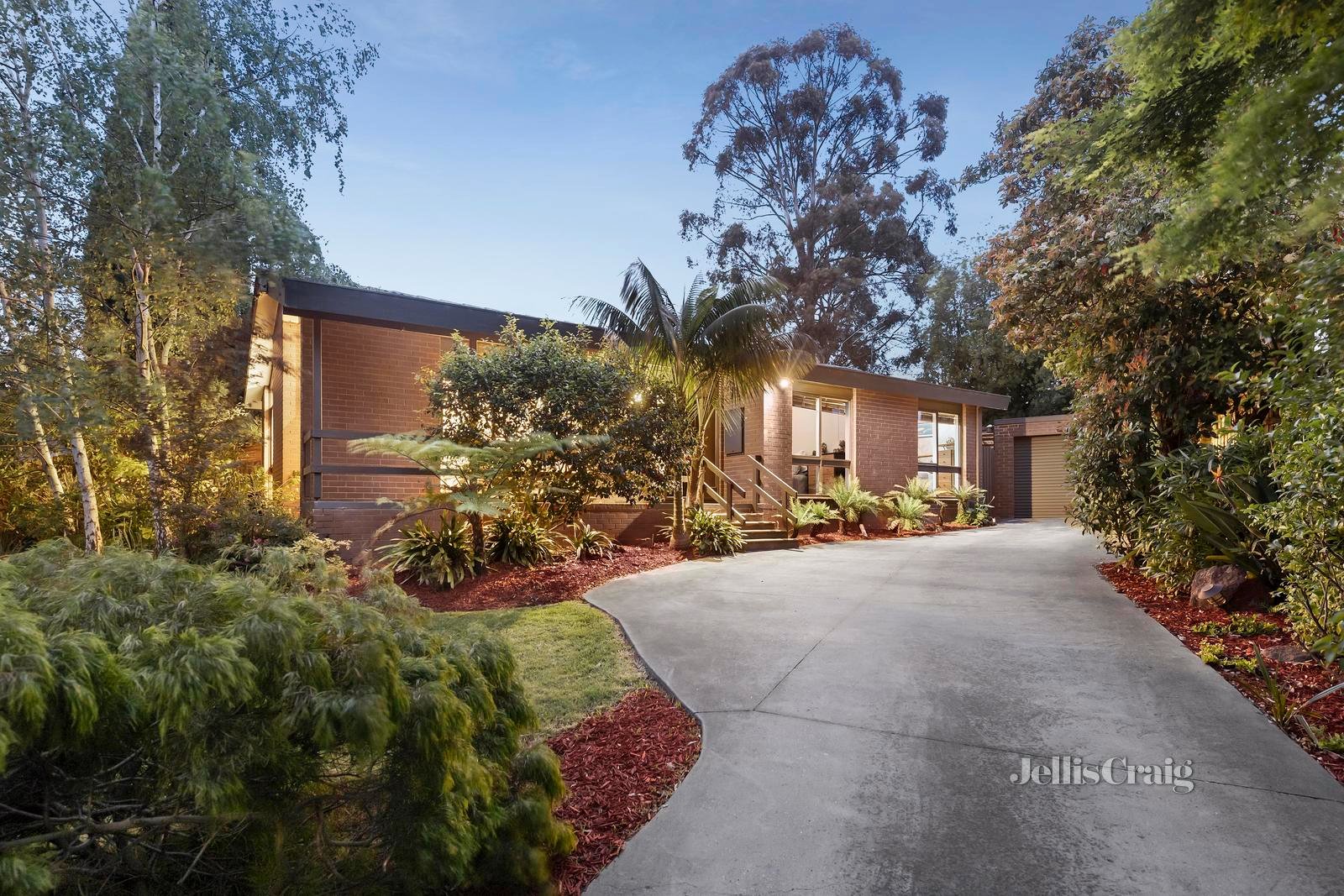 12 Marilyn Crescent, Ringwood image 1