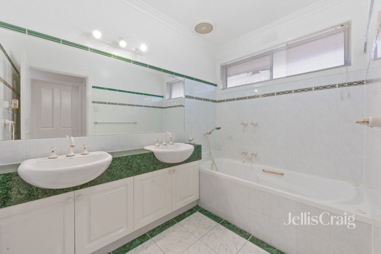 12 Meyrick Crescent, Viewbank image 6