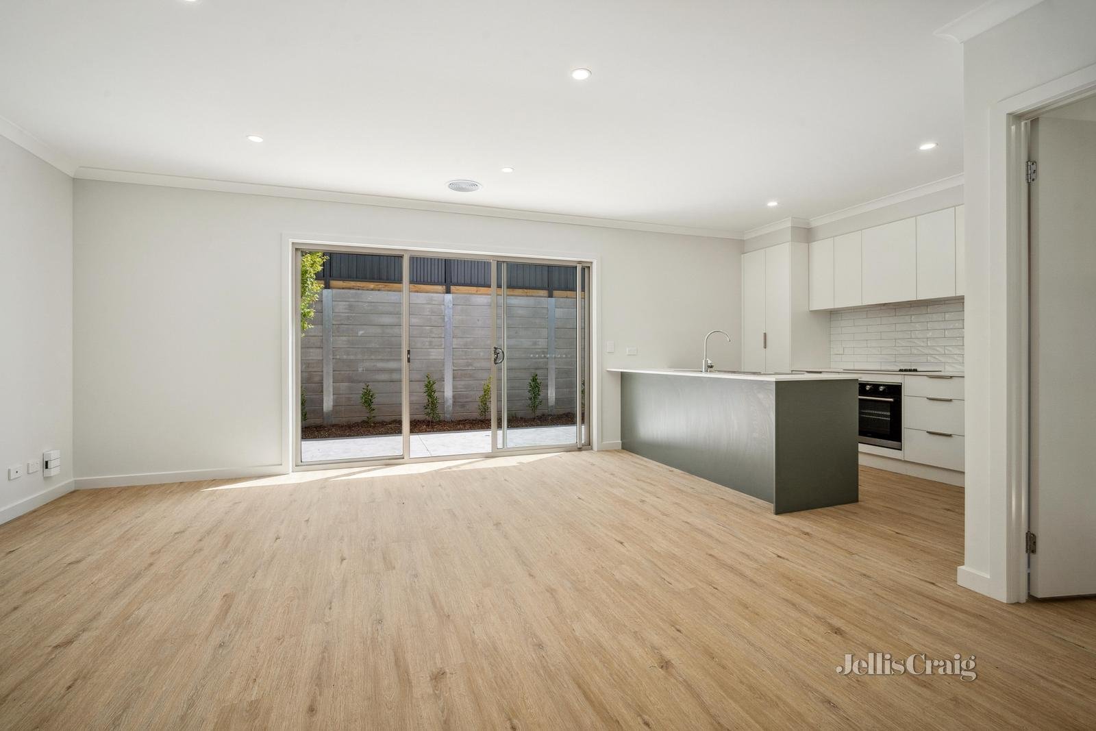 12 Miners Crescent, Canadian image 2