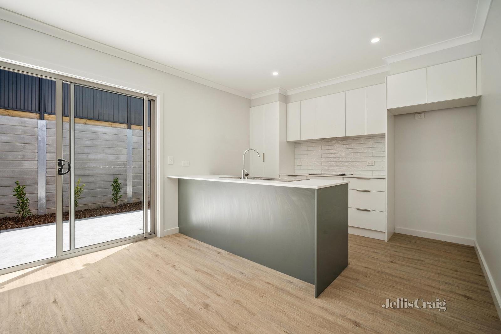 12 Miners Crescent, Canadian image 3