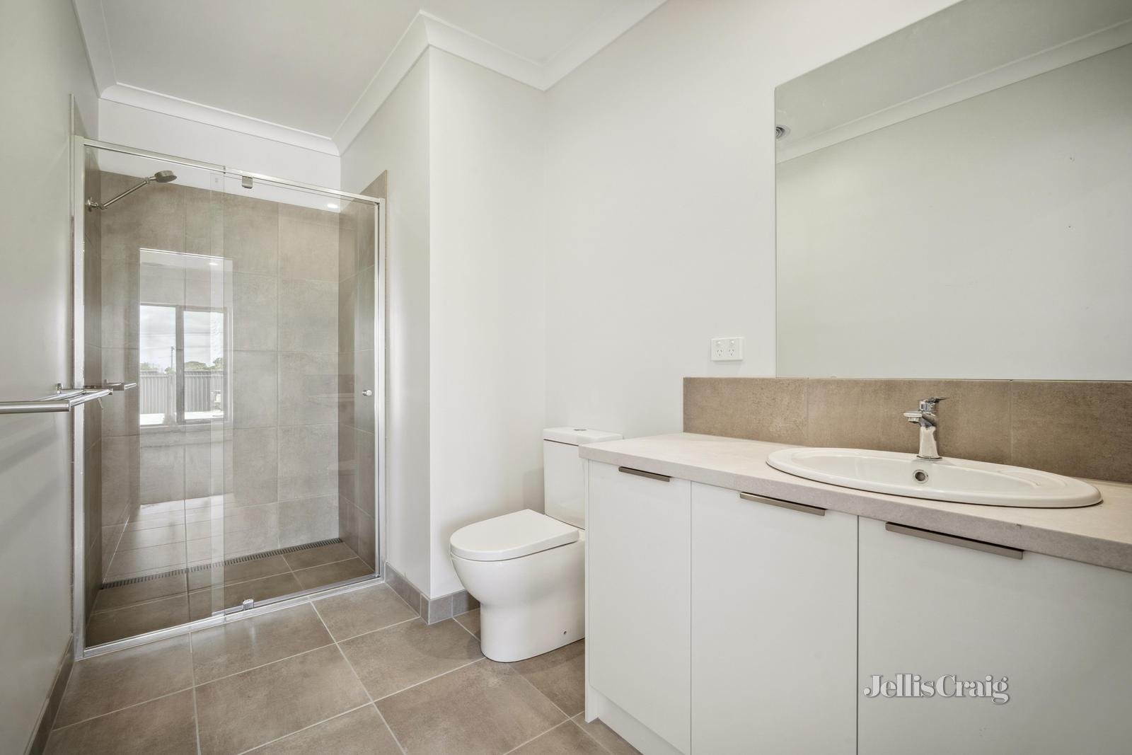 12 Miners Crescent, Canadian image 10