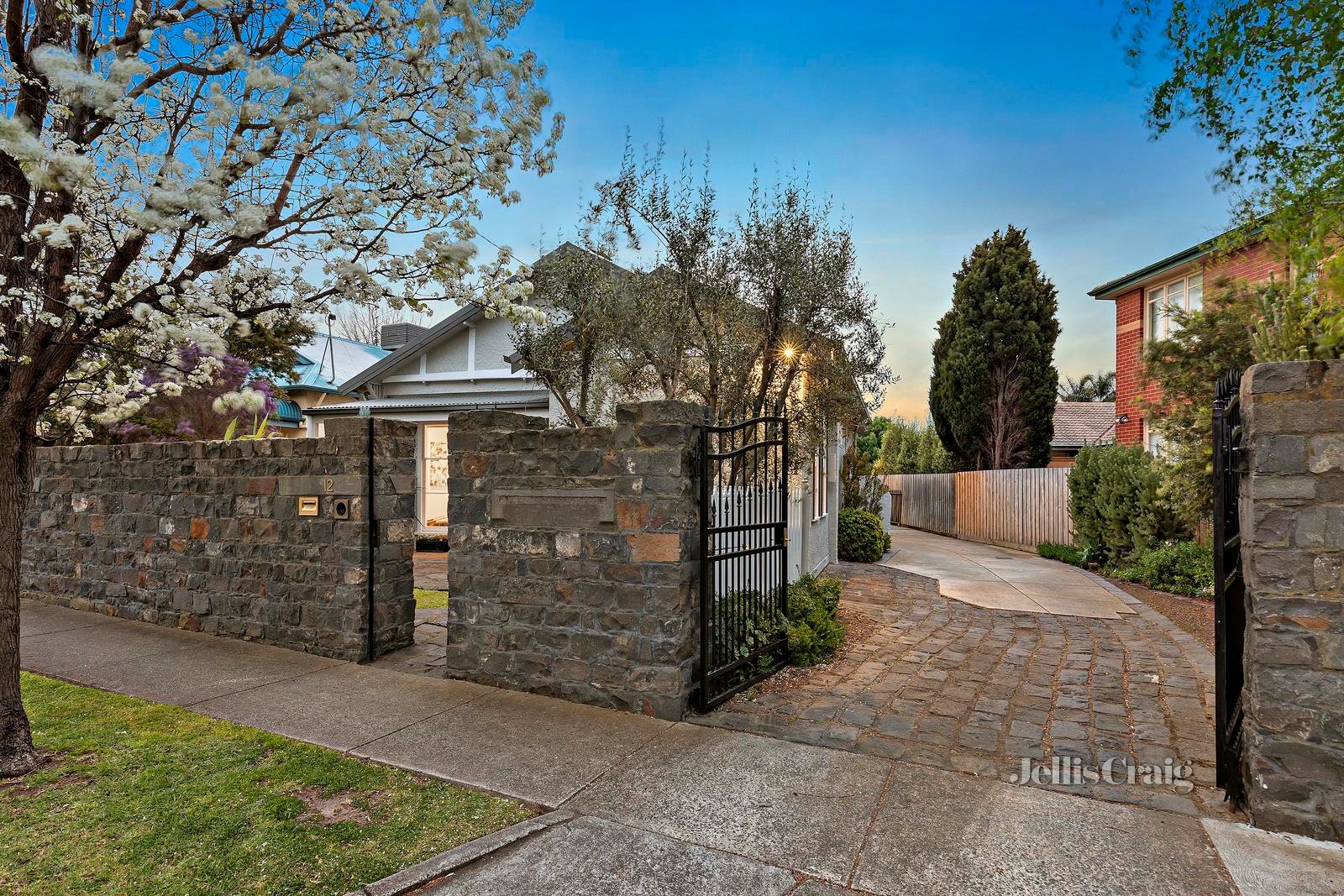 12 Orange Grove, Essendon North image 2