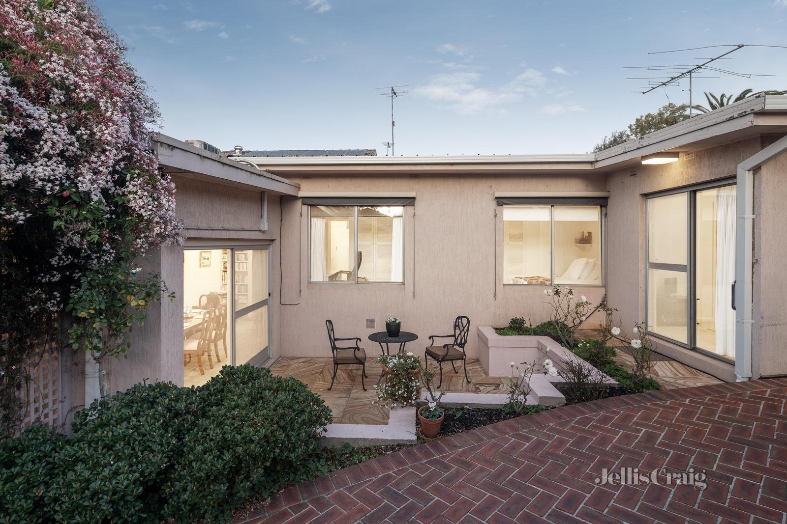 12 Parkdale Avenue, Balwyn image 3