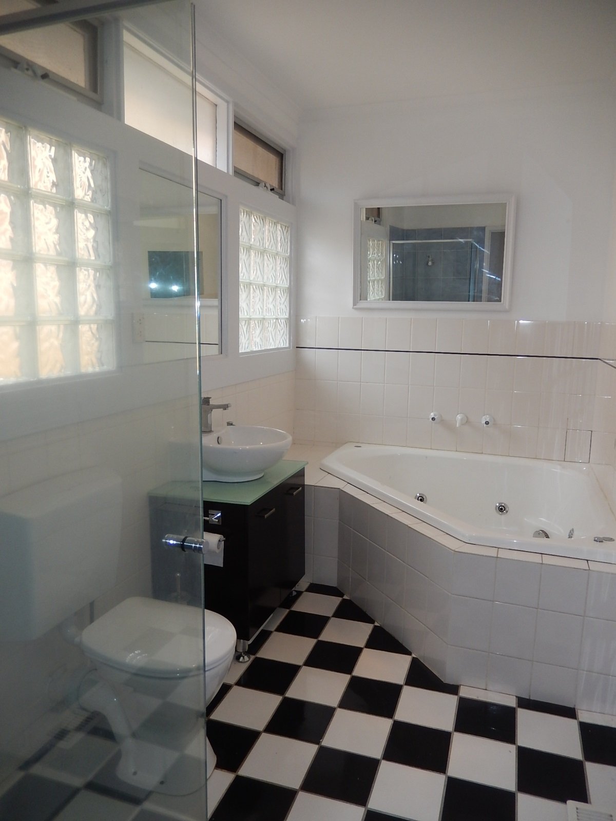 1/2 Pinewood Drive, Mount&nbsp;Waverley image 9