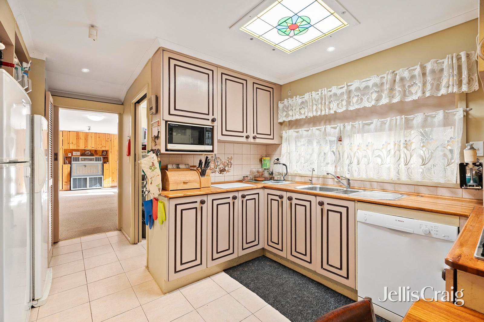 12 Prince Edward Avenue, Mitcham image 4
