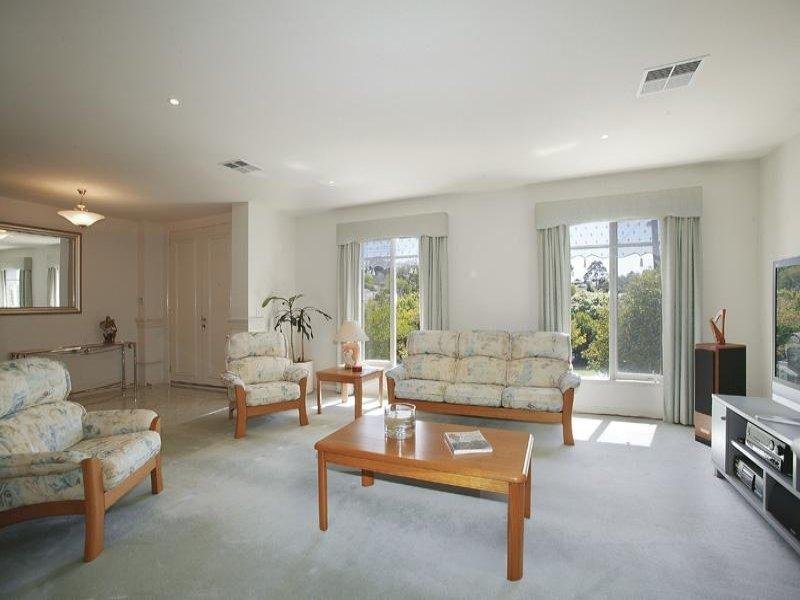 12 Pryton Court, Balwyn image 2