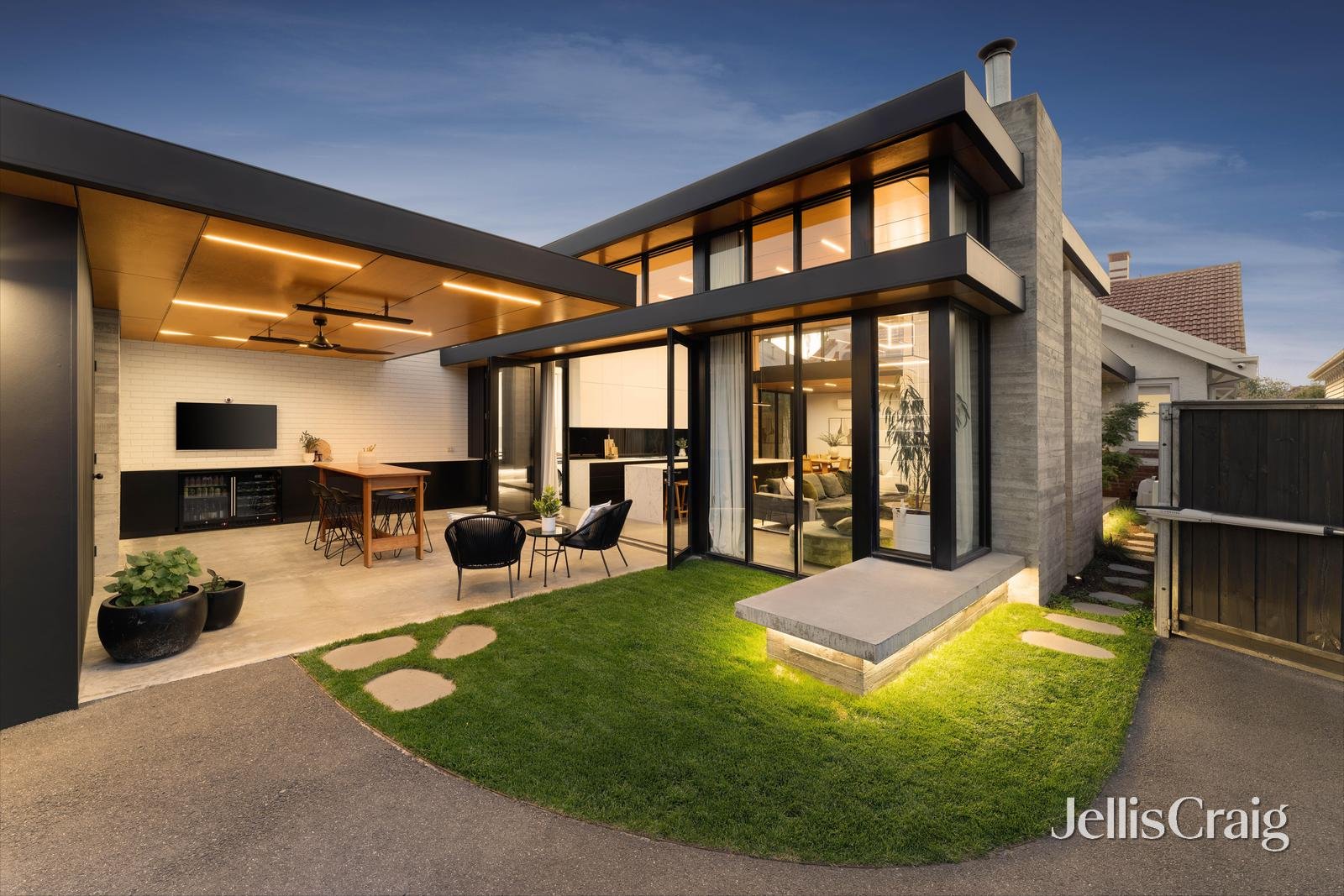 12 Raglan Street North, Ballarat Central image 2