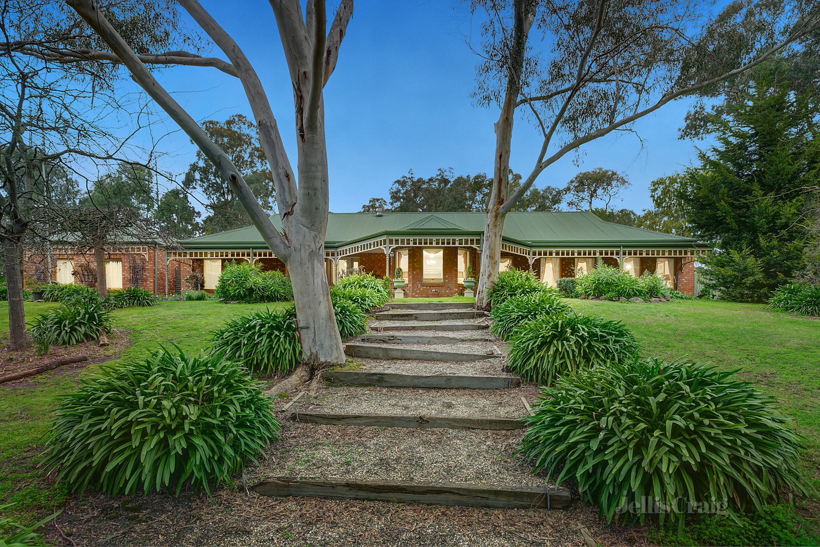 12 Raymond Elliot Court, Park Orchards image 1