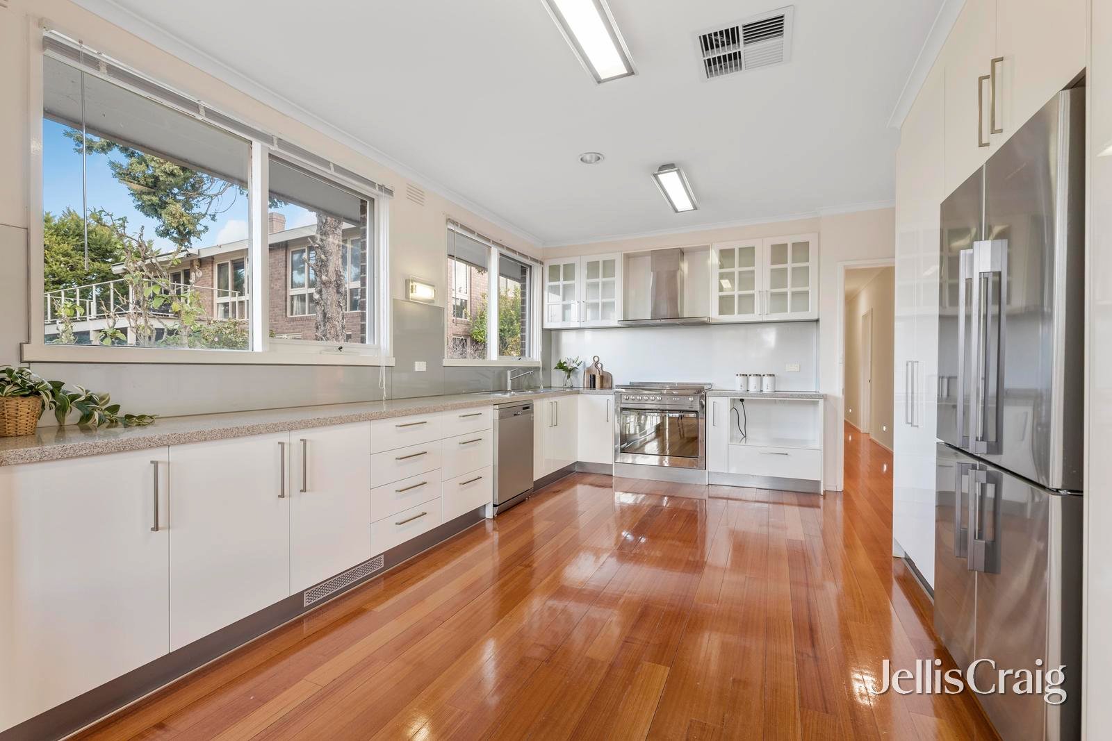 12 Rhodes Drive, Glen Waverley image 3