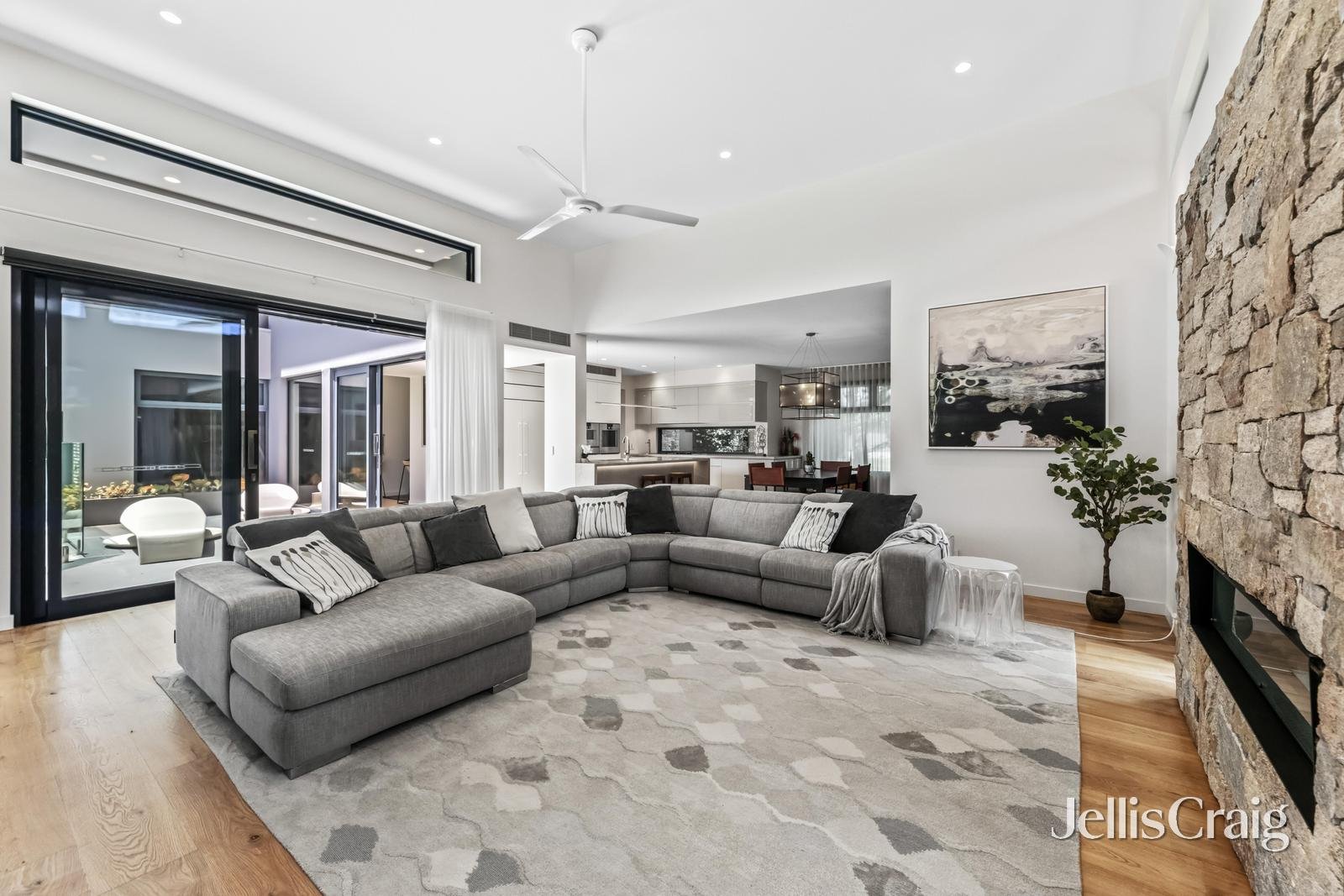 12 Roycroft Close, Glen&nbsp;Waverley image 2