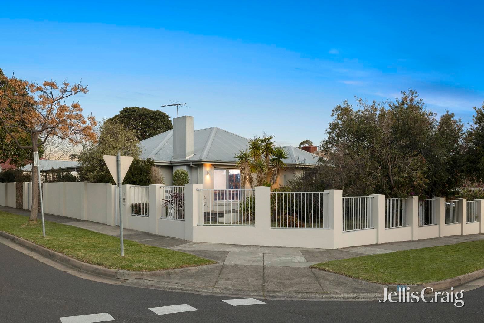 12 Royena Road, Moorabbin image 2