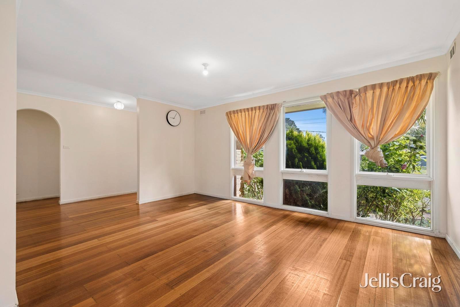 12 Russell Avenue, Woodend image 3