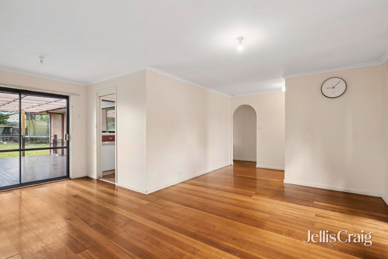 12 Russell Avenue, Woodend image 4