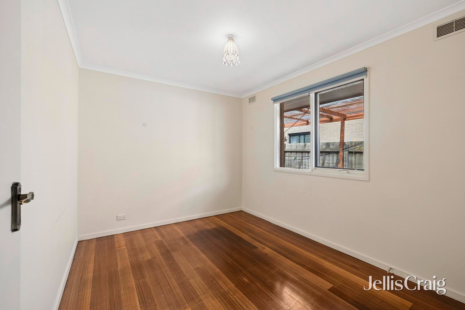 12 Russell Avenue, Woodend image 11