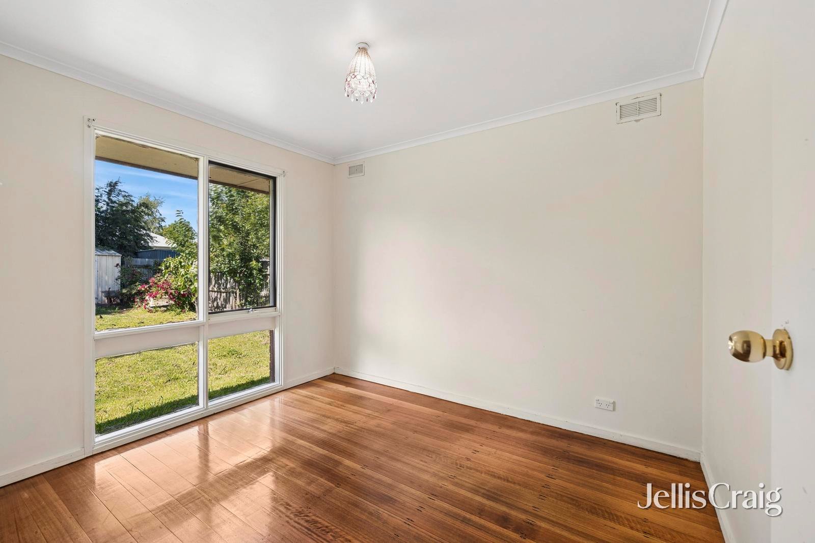 12 Russell Avenue, Woodend image 12