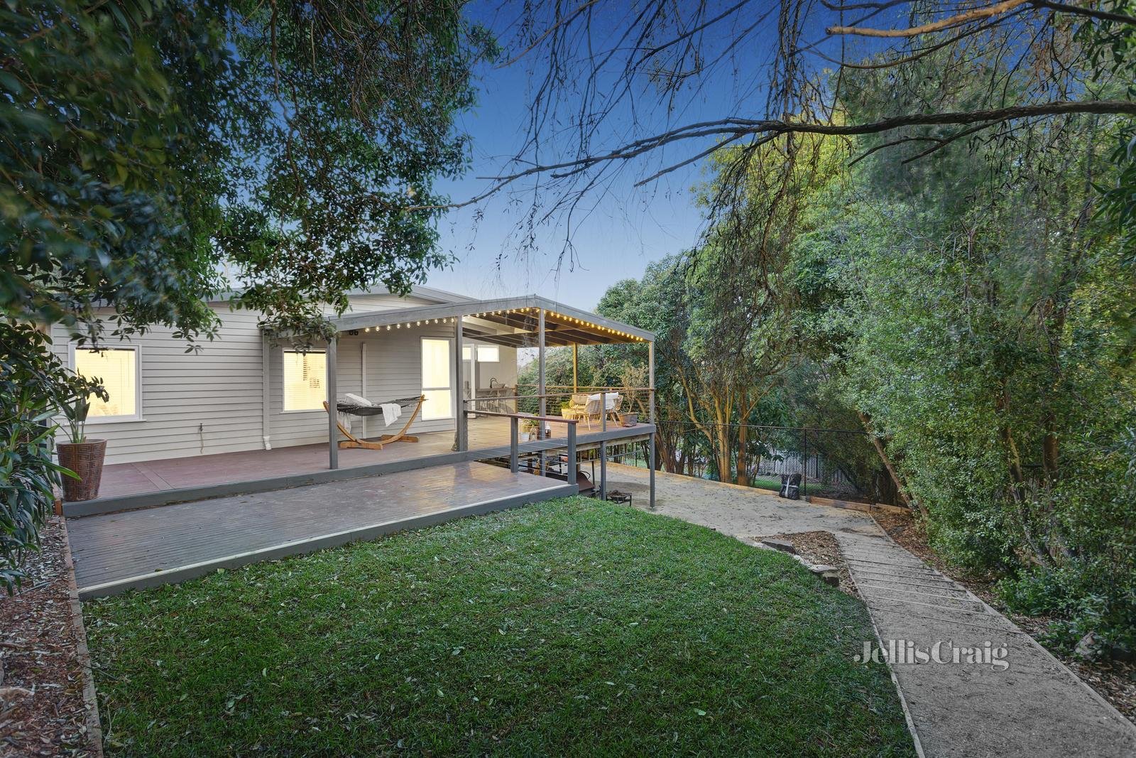12 Ruthven Way, Ringwood East image 1