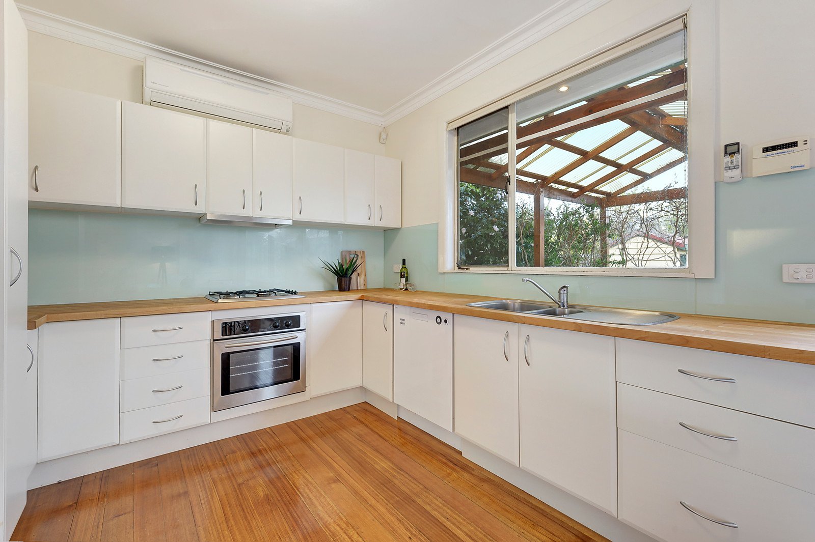 12 Somerset Crescent, Croydon image 3