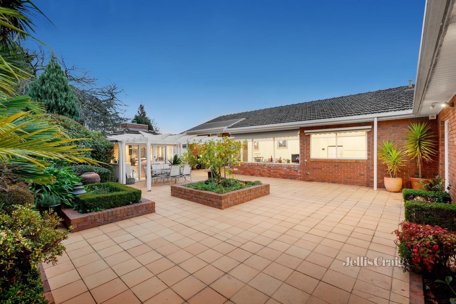 12 Stirling Crescent, Glen Waverley image 10