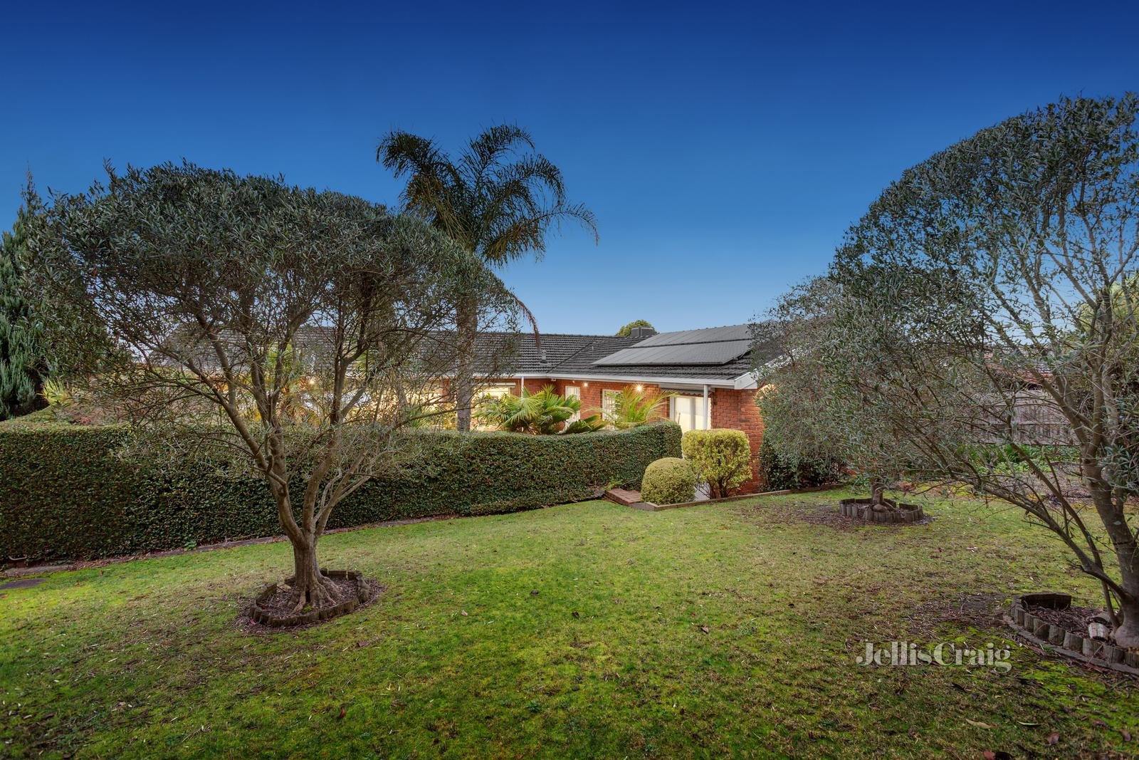 12 Stirling Crescent, Glen Waverley image 11