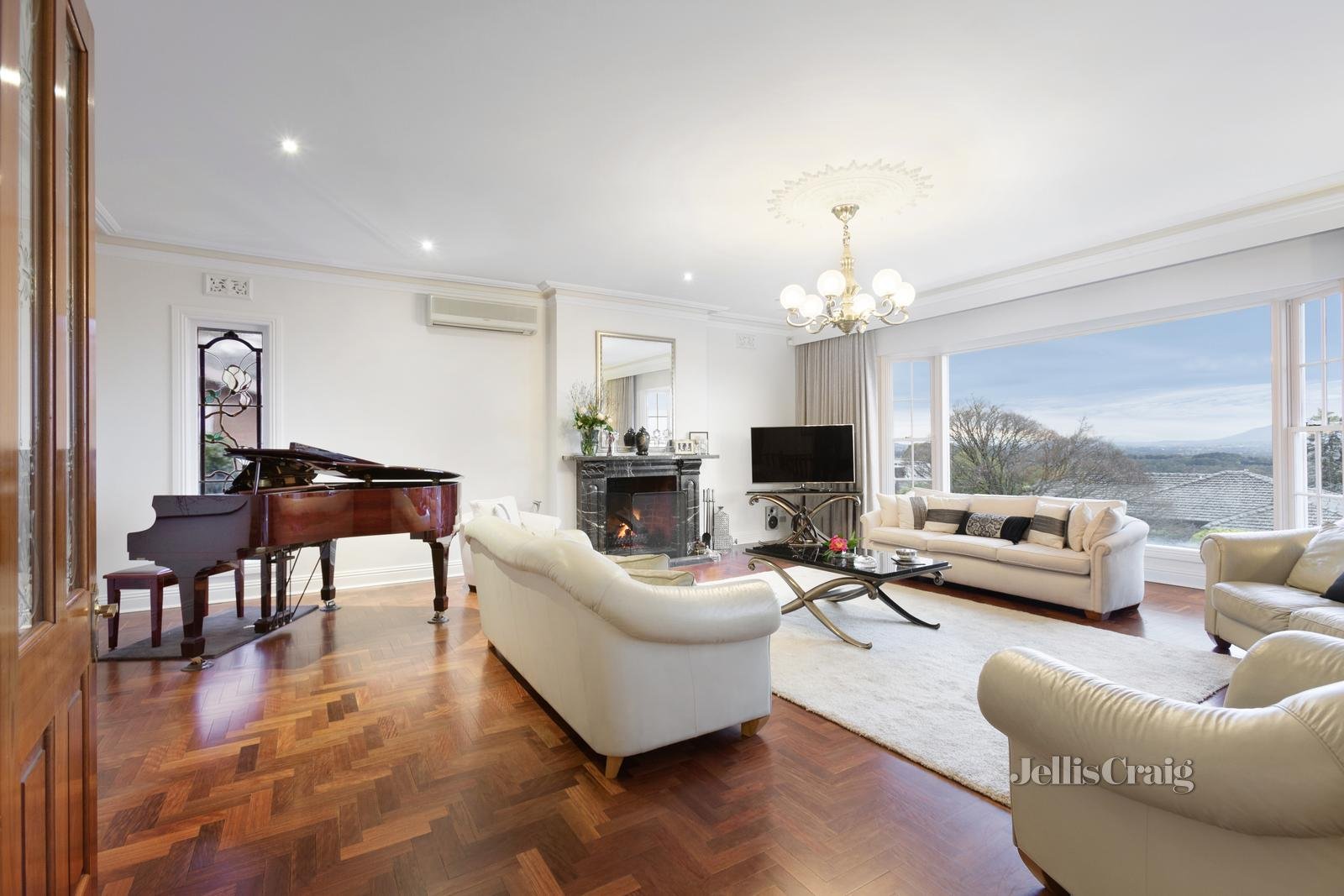 12 Stirling Crescent, Glen&nbsp;Waverley image 2