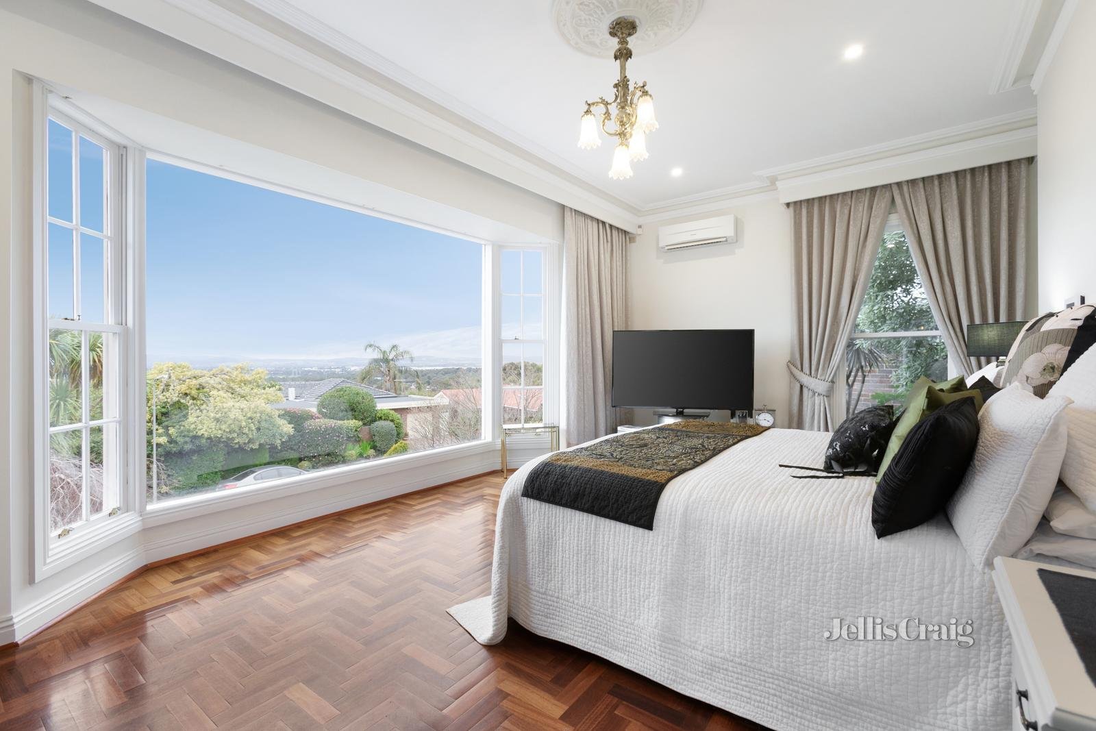 12 Stirling Crescent, Glen&nbsp;Waverley image 5