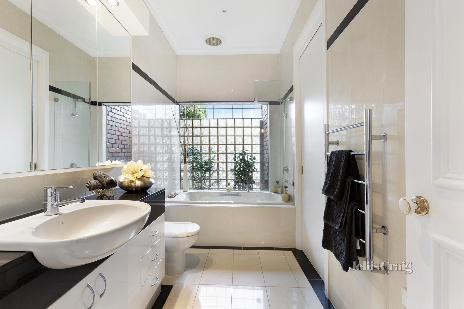 12 Stirling Crescent, Glen&nbsp;Waverley image 6