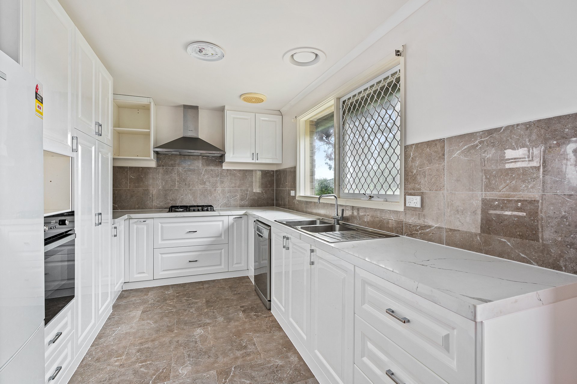 12 Taunton Street, Doncaster East image 2