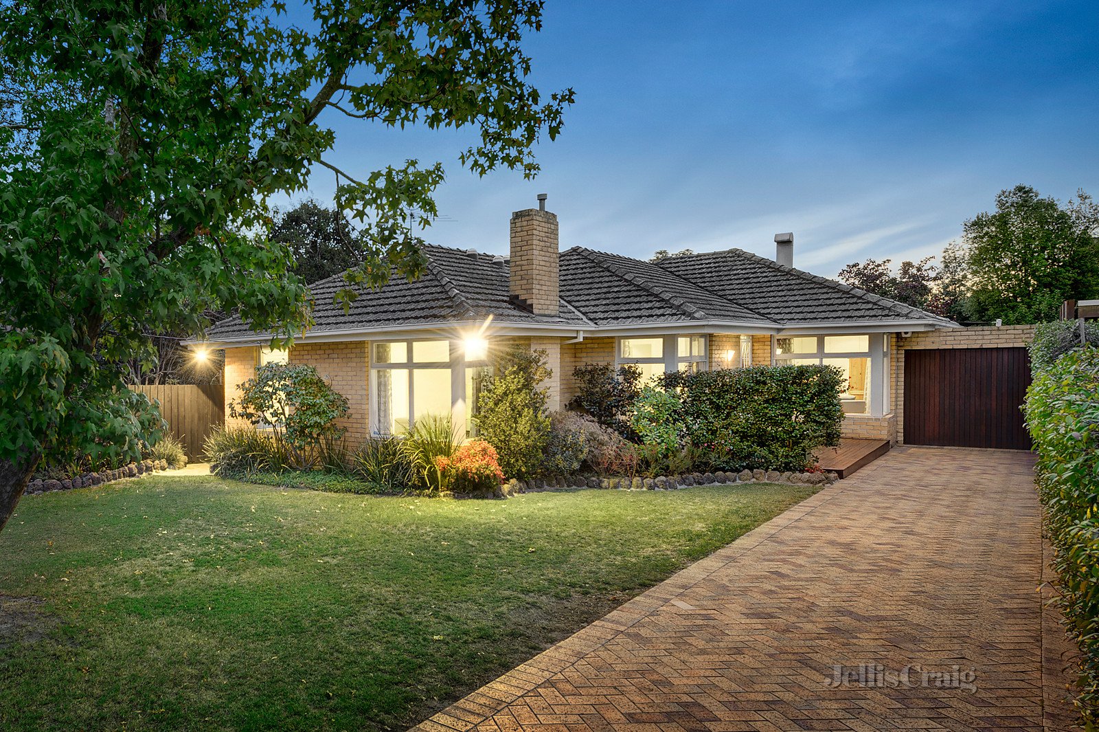 12 Wanbrow Avenue, Balwyn North image 1