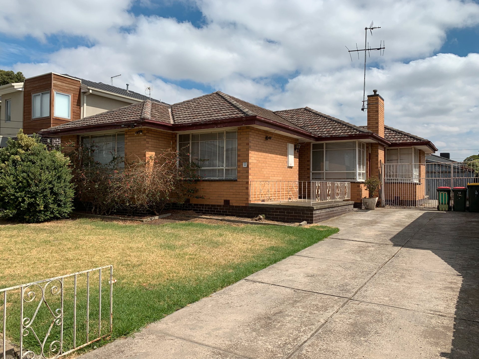 12 Westminster Drive, AVONDALE HEIGHTS VIC 3034