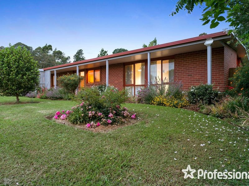 12 Wyuna Walk, Mooroolbark image 2