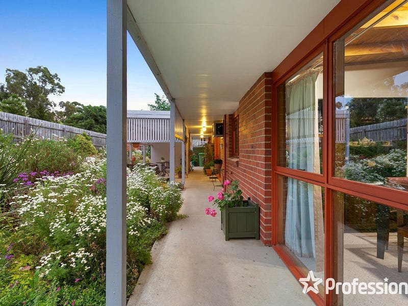 12 Wyuna Walk, Mooroolbark image 15