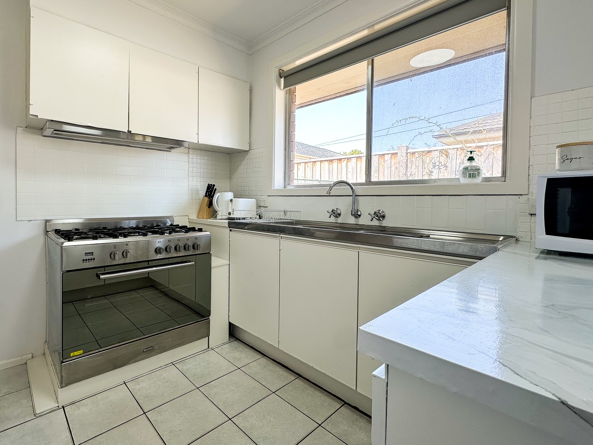 1/204 Gallaghers Road, Glen Waverley image 1